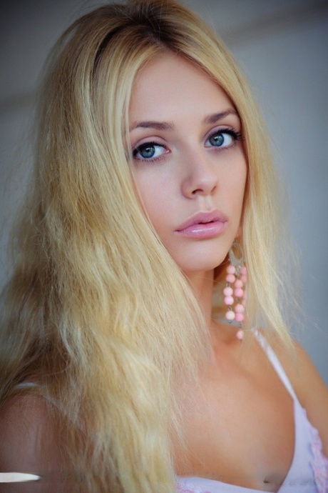 sexy blonde nudes gallery