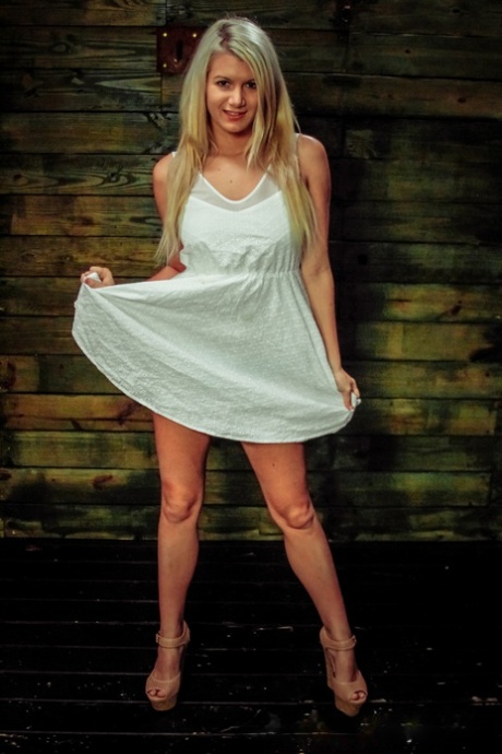 Abbi Roads model best pictures