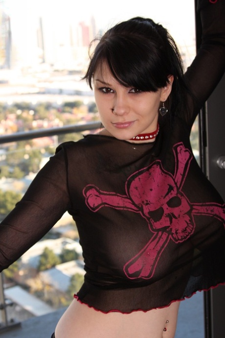 Jennique Adams pretty actress pics