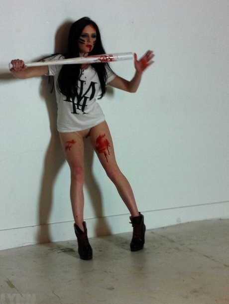 Lynn Pops nude model photos