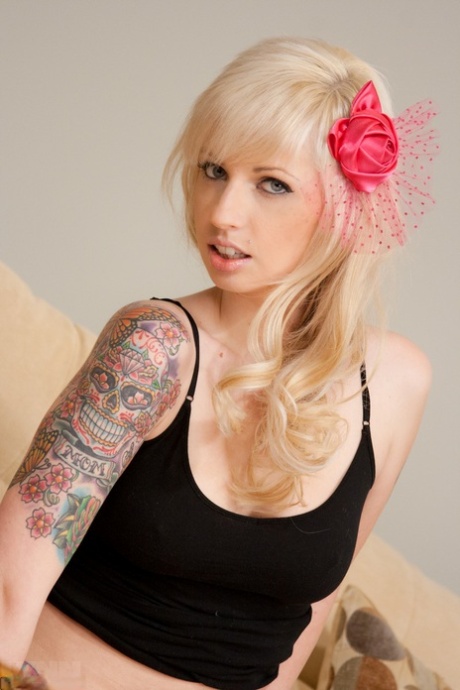 Lynn Pops naked model photo