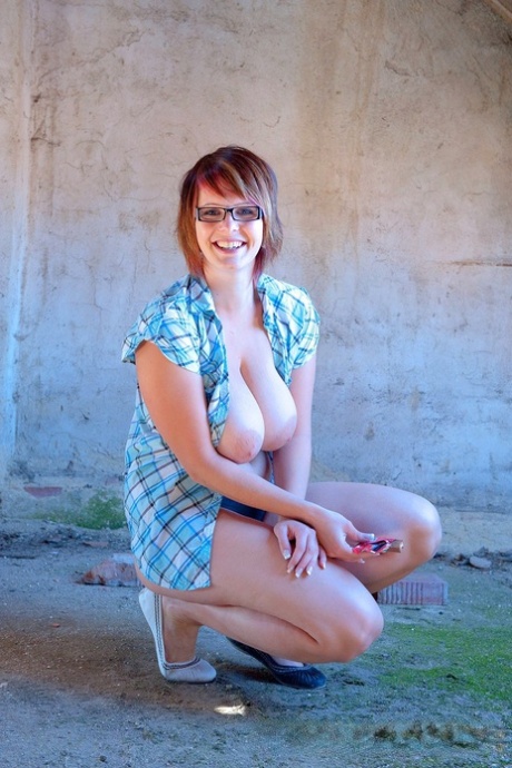 busty short hair sexy nudes gallery