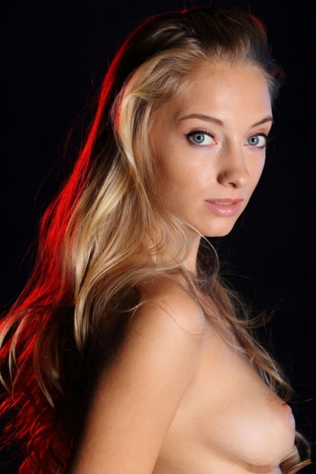 sexy blondýnka nahoře nahá obraz