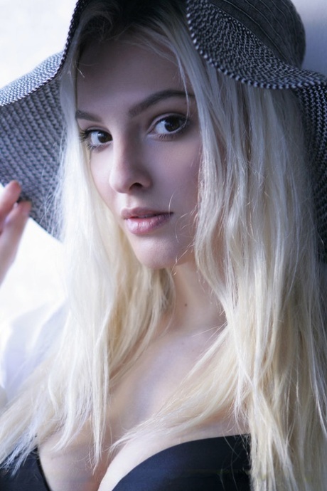 Kira W erotic actress picture