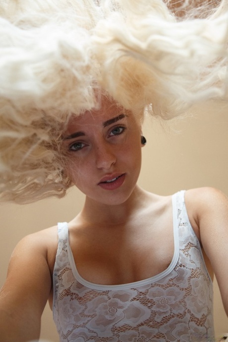 Naomi Woods star beautiful pics