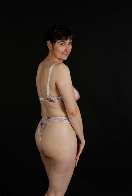 big booty granny free naked pic