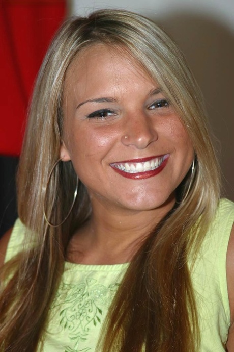 Veronika Raquel sexy star img