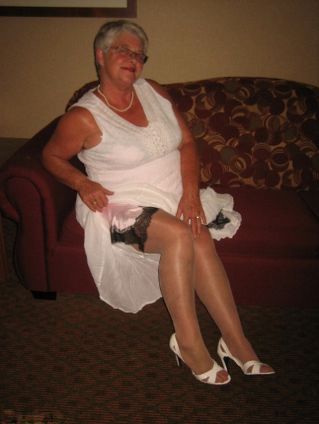 bedstemor under nederdelen hd erotisk img
