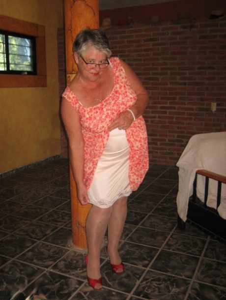 granny upskirt hot porn pictures