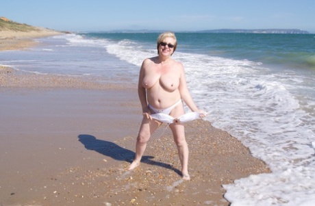 Oma-Strand erwachsene nackte foto
