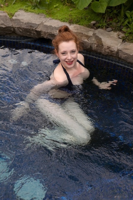 bikini rosso bellissimo nudo galleria