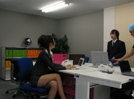 asian secretary beautiful xxx photo