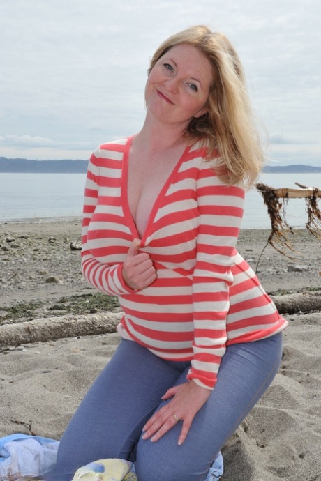 Tasty Trixie hot model photos