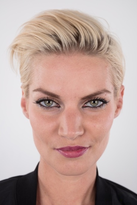 milf bionda con capelli corti bello migliore img