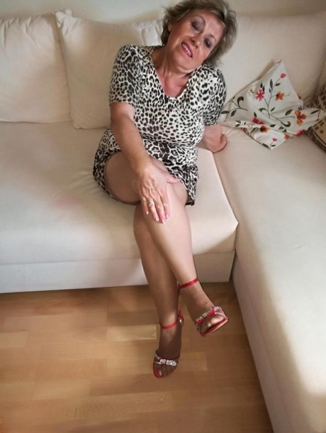 oma benen naakt erotisch afbeelding