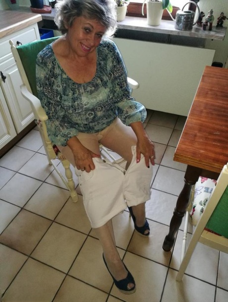 grand-mère se déshabille érotique exclusif images