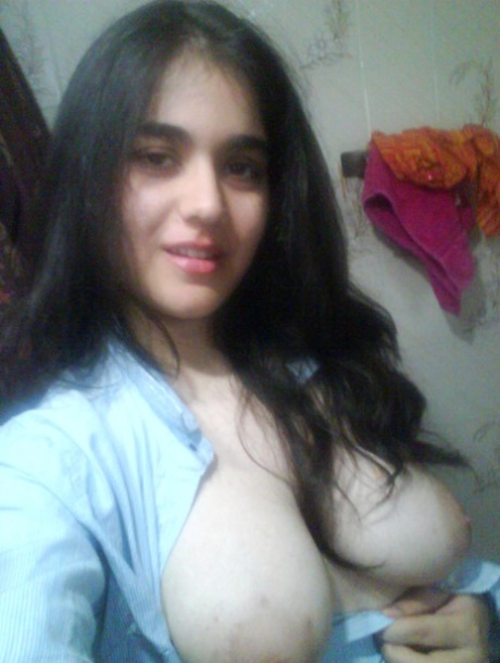 peitos grandes gozando na boca sexy de alta qualidade fotos
