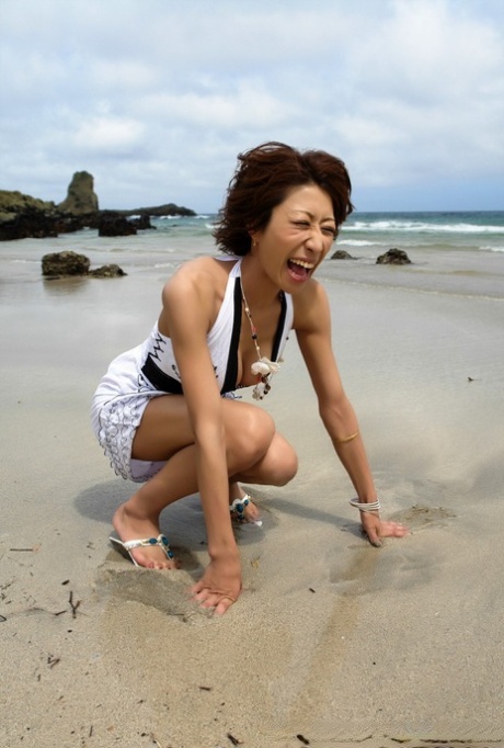 日本の熟女 アダルト 写真