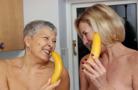 granny dildo free nude photo
