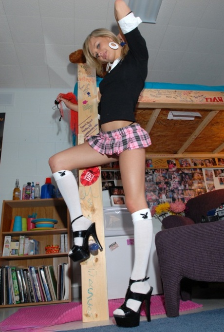schoolgirl skirt hot porn pictures