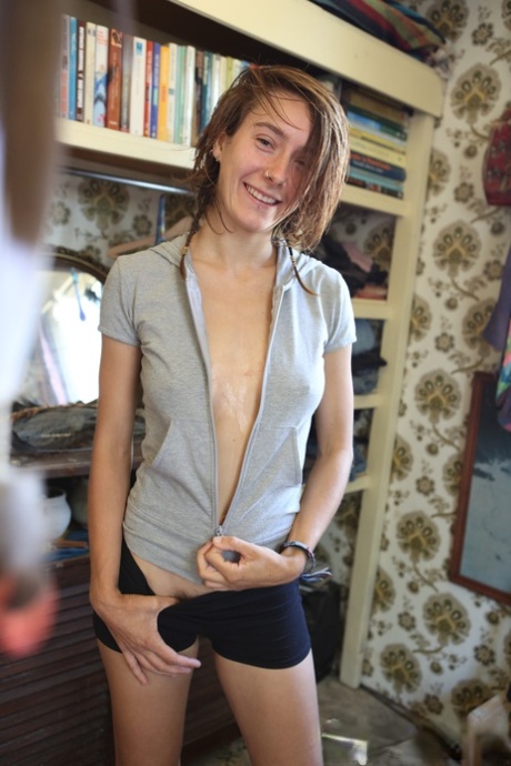 amateur undressing beautiful img