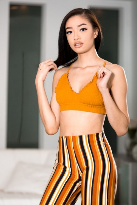Scarlett Bloom model erotic pictures