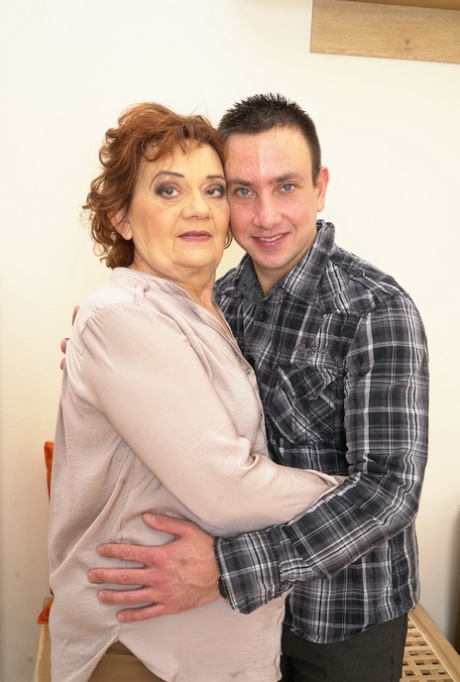 babička svádí chlapce nejlépe krásná fotografie