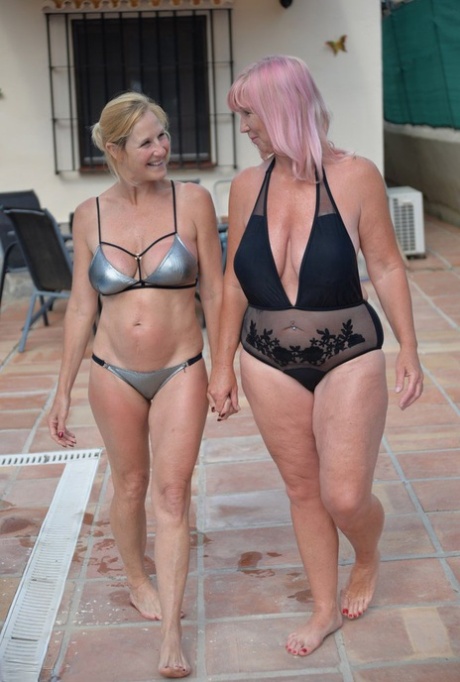 mature bikini hot gallery