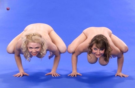 model se středovým rozložením akty horké fotografie