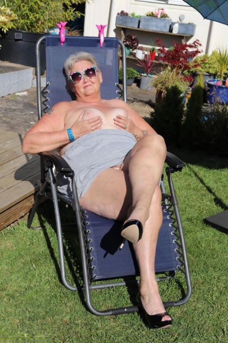 granny legs nudes archive