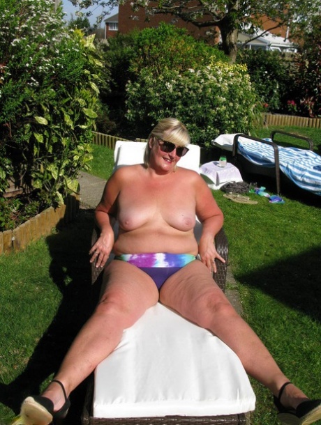 bikiny s velkými prsy hd obrázek