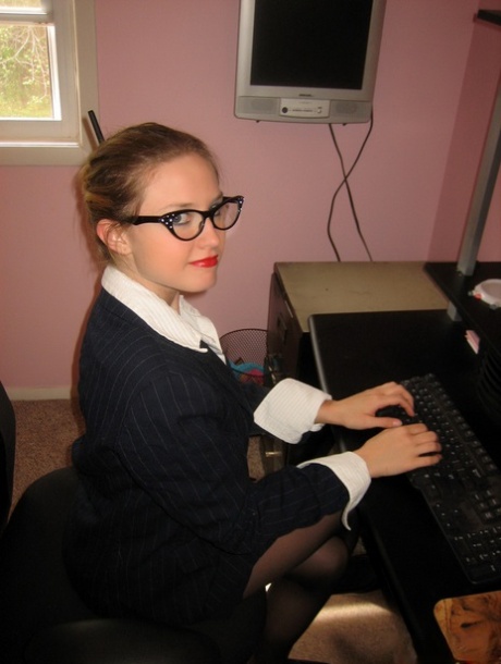 teen secretary free xxx images