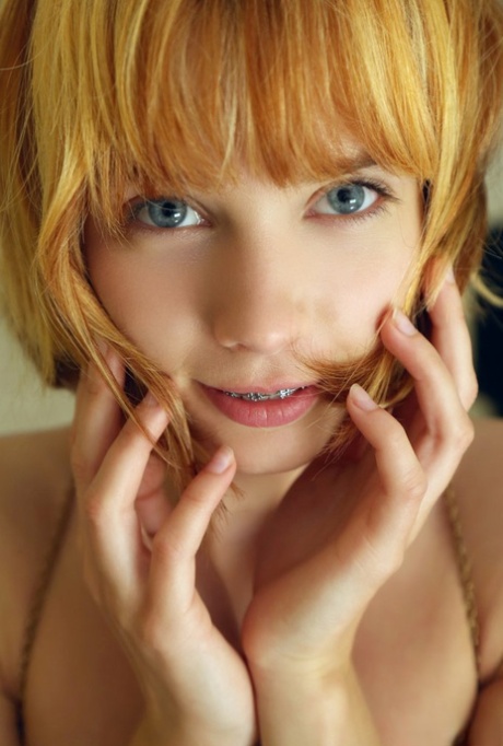 Alison Fox naked model images