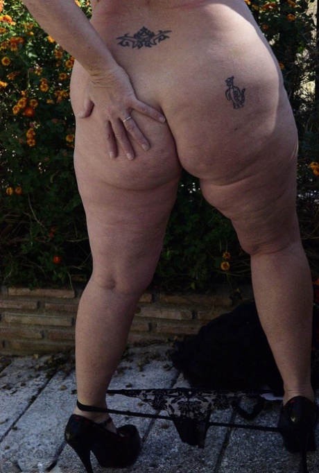 big booty granny naked picture
