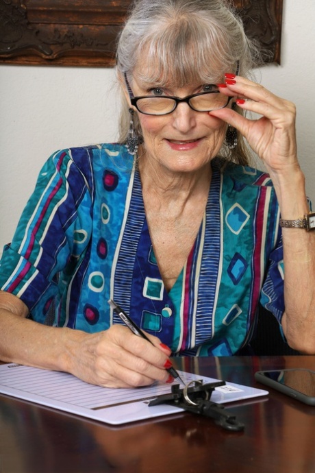 oma bril XXX bovenaan afb