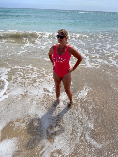 plage mature assez nue photo