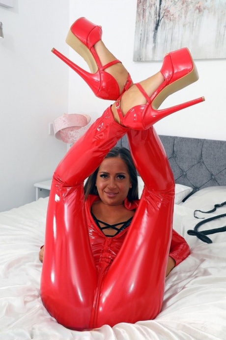 Lara Lee star pornographic images