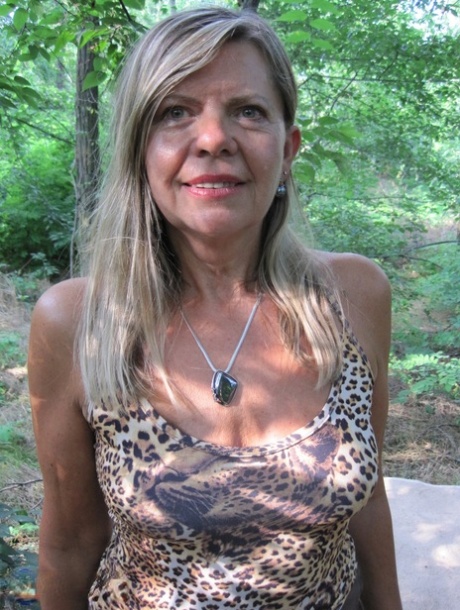 amateur outdoor nude images