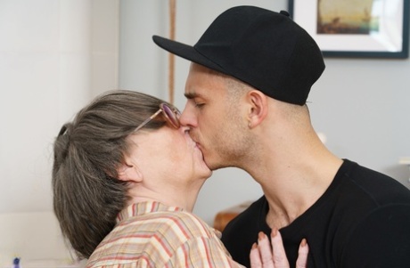 granny kissing hot sex photo