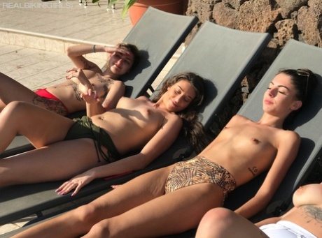 bikini à petits seins haut gratuit photos