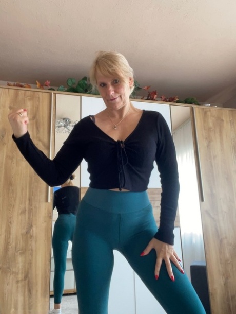 pantaloni da yoga maturi perfetto al top immagine