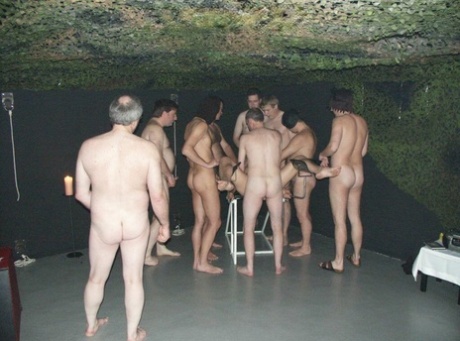 mamá desvistiéndose perfecto desnudo foto