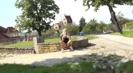 public pissing free xxx pictures