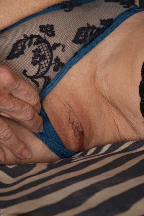 mature open pussy art naked photos