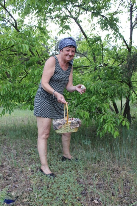 mormor förför pojke pretty erotic bild