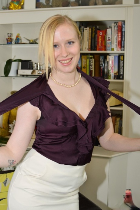 pale blonde free sexy pic