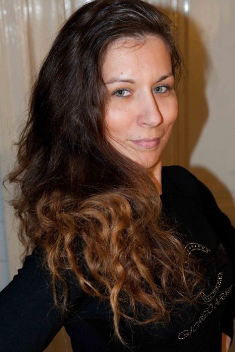 Sarah Dark exclusive actress img