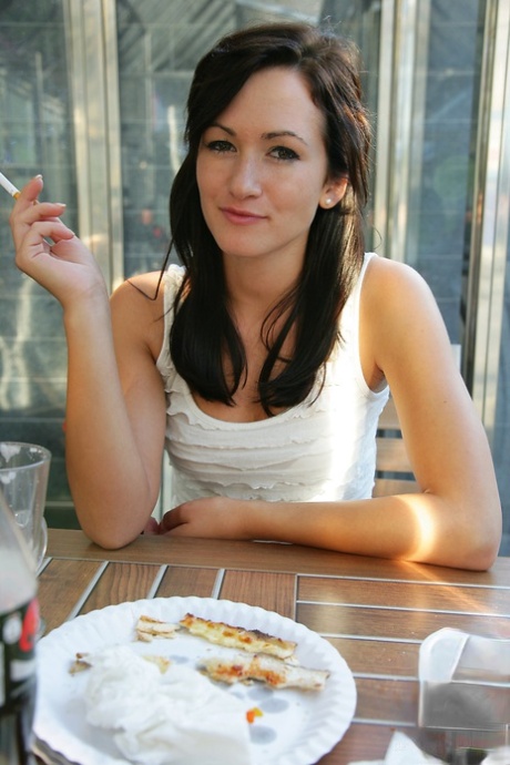 Tess Lyndon star top photo
