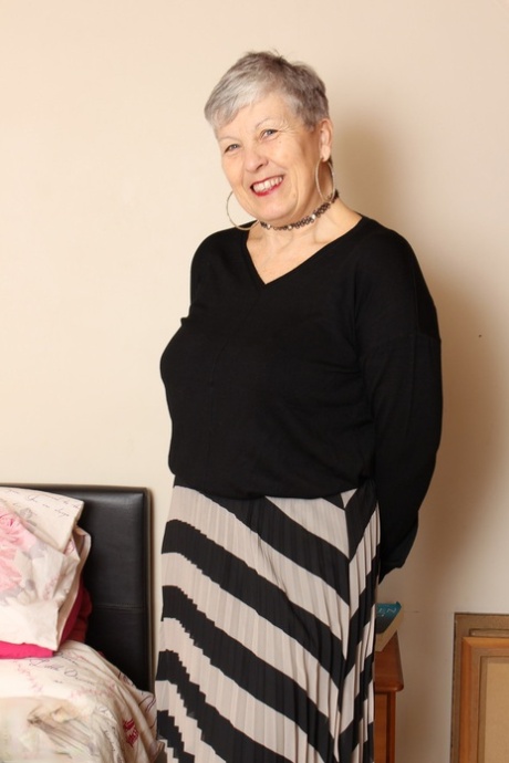 granny skirt free naked pictures