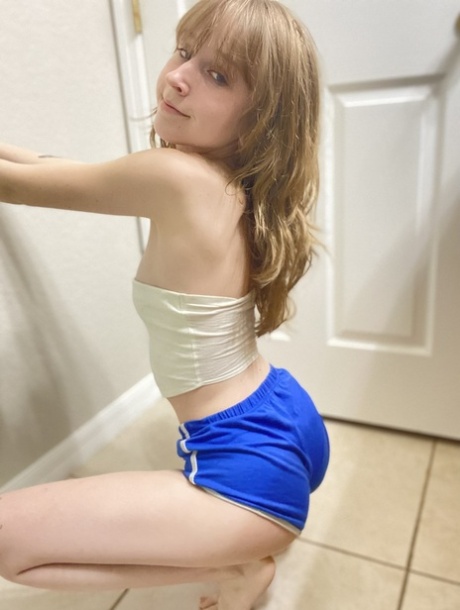 Arsch in Shorts hd akt archiv
